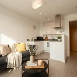 Modern 1 Bed With Views In Apartment