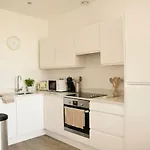 Daire Spacious 1 Bed Near Etihad
