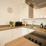 Modern 1 Bed With Views In