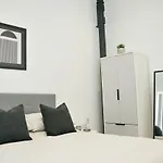 Daire Spacious 1 Bed Near Etihad