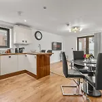 Bloom - Centre - Gated Parking Apartment *