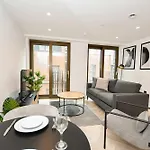 Modern 1 Bed Flat In W Balcony Manchester