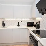Modern 1 Bed Flat In W Balcony