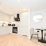 Modern 1 Bed Flat In W Balcony Manchester