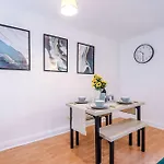 Stunning Salford Quays Parking & Wifi Apartmán *