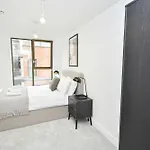 Modern 1 Bed Flat In W Balcony *