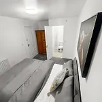 Apartment New Getaway House With 2 Free Parking