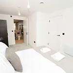 Modern 1 Bed Flat In W Balcony