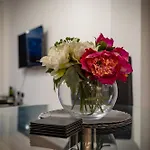 Bloom - Centre - Gated Parking Apartment *