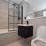 Modern 1 Bed Flat In W Balcony Lägenhet