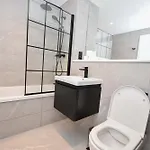Modern 1 Bed Flat In W Balcony Manchester