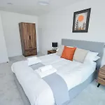 Contemporary 2 Bed Apartment *