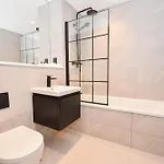 Contemporary 2 Bed Apartment *