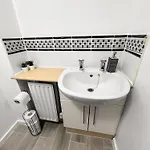 New Getaway House With 2 Free Parking * Manchester