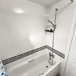 New Getaway House With 2 Free Parking Manchester