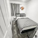 Apartment New Getaway House With 2 Free Parking *