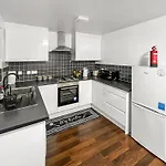 New Getaway House With 2 Free Parking Apartment *