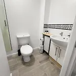 New Getaway House With 2 Free Parking Apartment Manchester