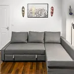 Apartment New Getaway House With 2 Free Parking Manchester
