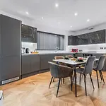 Super King Penthouse Minutes From Arndale Centre - Pass The Keys Hotel apartamentowy