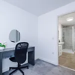 Large 2 Bedroom With Balcony By Host A 曼彻斯特