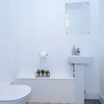 Modern 2 Bed With Balcony By Host A *