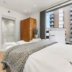 Luxury 7 Mins Walk To Salford - Pass The Keys Apartment *