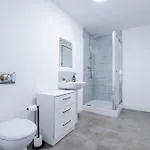 Large 2 Bedroom With Balcony By Host A *