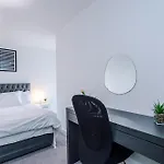 Large 2 Bedroom With Balcony By Host A * Manchester