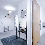 Large 2 Bedroom With Balcony By Host A Manchester