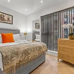 3 Bed Flat 8 Min Walk To Centre - Pass The Keys Apartmán *