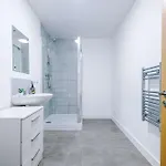 Appartement Large 2 Bedroom With Balcony By Host A