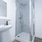 Large 2 Bedroom With Balcony By Host A Appartement Manchester
