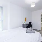 Large 2 Bedroom With Balcony By Host A Appartement