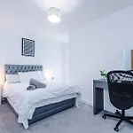Large 2 Bedroom With Balcony By Host A Apartmán *