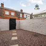 Дом отдыха 2 Bed Near Etihad & Centre On A Quiet Street With Free Parking *