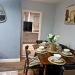 Sleeps 5 - Free Parking Wifi Near Airport & *