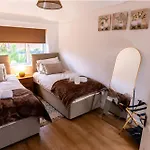 Sleeps 5 - Free Parking Wifi Near Airport & *