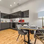 Elegant Ground Floor Apartment In Salford Central - Pass The Keys