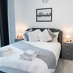 Luxury 2 Bed Apartment, With A Balcony & Canal View In Centre! *