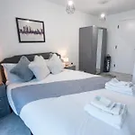 Apartment Luxury 2 Bed Apartment, With A Balcony & Canal View In Centre! *