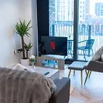 Luxury 2 Bed Apartment, With A Balcony & Canal View In Centre! *