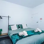 Modern 2-bed House Near Centre - Sleeps 6 Dom wakacyjny *