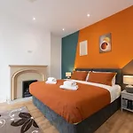 Modern & Spacious 4-bedroom Home, Family & Contractor Friendly, Hébergement de vacances *
