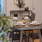 Prázdninový dům Modern 3 Bedroom House In Salford, Sleeps 6, 16 Minutes From Centre, Free Parking & Wi-fi, Weekly & Monthly Stays, Great Rates Available At Peachy *