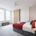 Modern & Spacious 4-bedroom Home, Family & Contractor Friendly, Hébergement de vacances *