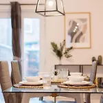 Casa de Férias Modern 3 Bedroom House In Salford, Sleeps 6, 16 Minutes From Centre, Free Parking & Wi-fi, Weekly And Monthly Stays, Great Rates Available At Peachy