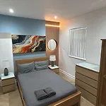 Hendham - Near Etihad Stadium, Coop Live Arena, National Cycling Centre & 24 Hour Asda * Manchester