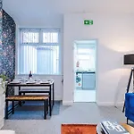 3 Bedroom Town House - Etihad Stadium - Free Parking