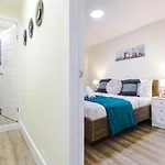 Sleeps 13, Free Parking, Near Etihad & C0-0p Live, 4br בית נופש